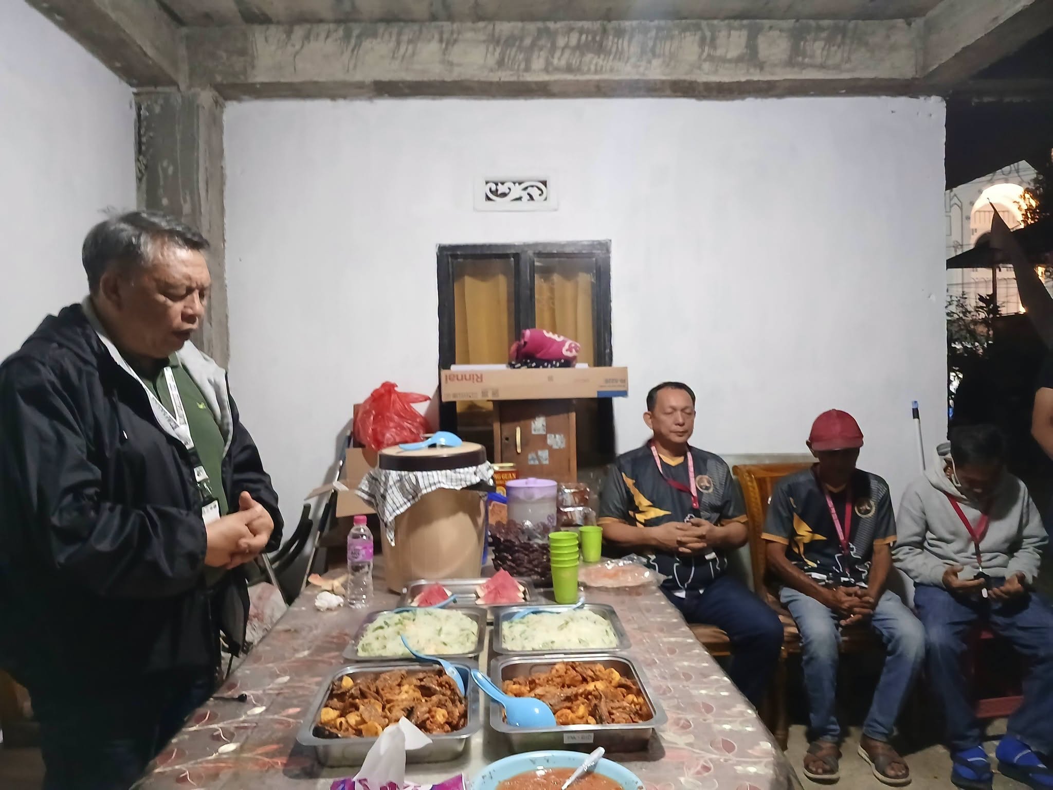 Foto kegiatan Makan malam kontingen Kaum Bapak Katolik Paroki Kaiwatu  bersama Pastor Paroki di hari pertama (1/7) di desa Guaan, Kec. Modayag, Kab. Boltim.