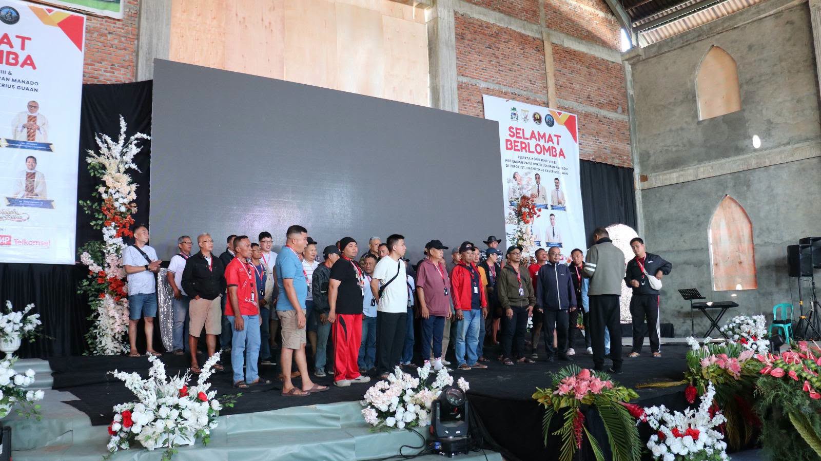 Foto kegiatan Kaum Bapak Katolik Paroki Kaiwatu sebagai salah satu peserta lomba Koor Seri A dalam kegiatan Pertemuan Raya KBK Keuskupan Manado, melakukan latihan terakhir di lokasi.
