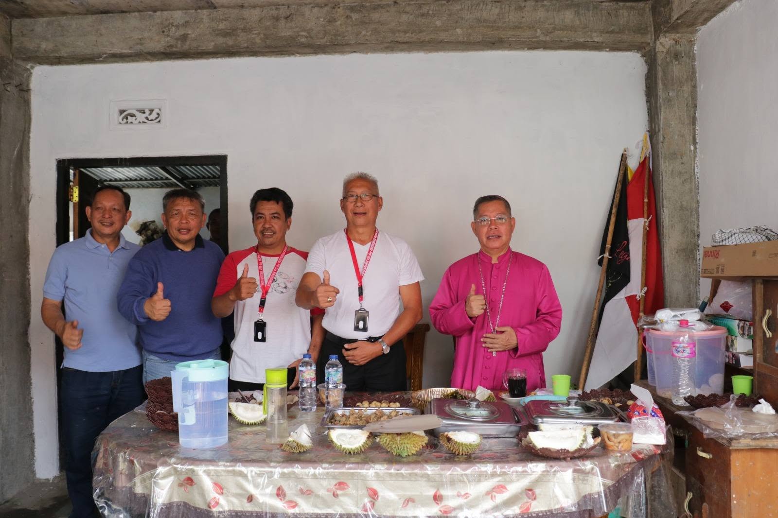 Foto kegiatan Dokumentasi kunjungan Uskup Manado di Posko Kaum Bapak Katolik (KBK) Paroki Kaiwatu, tadi siang (Jumat, 3 Juli 2026)
