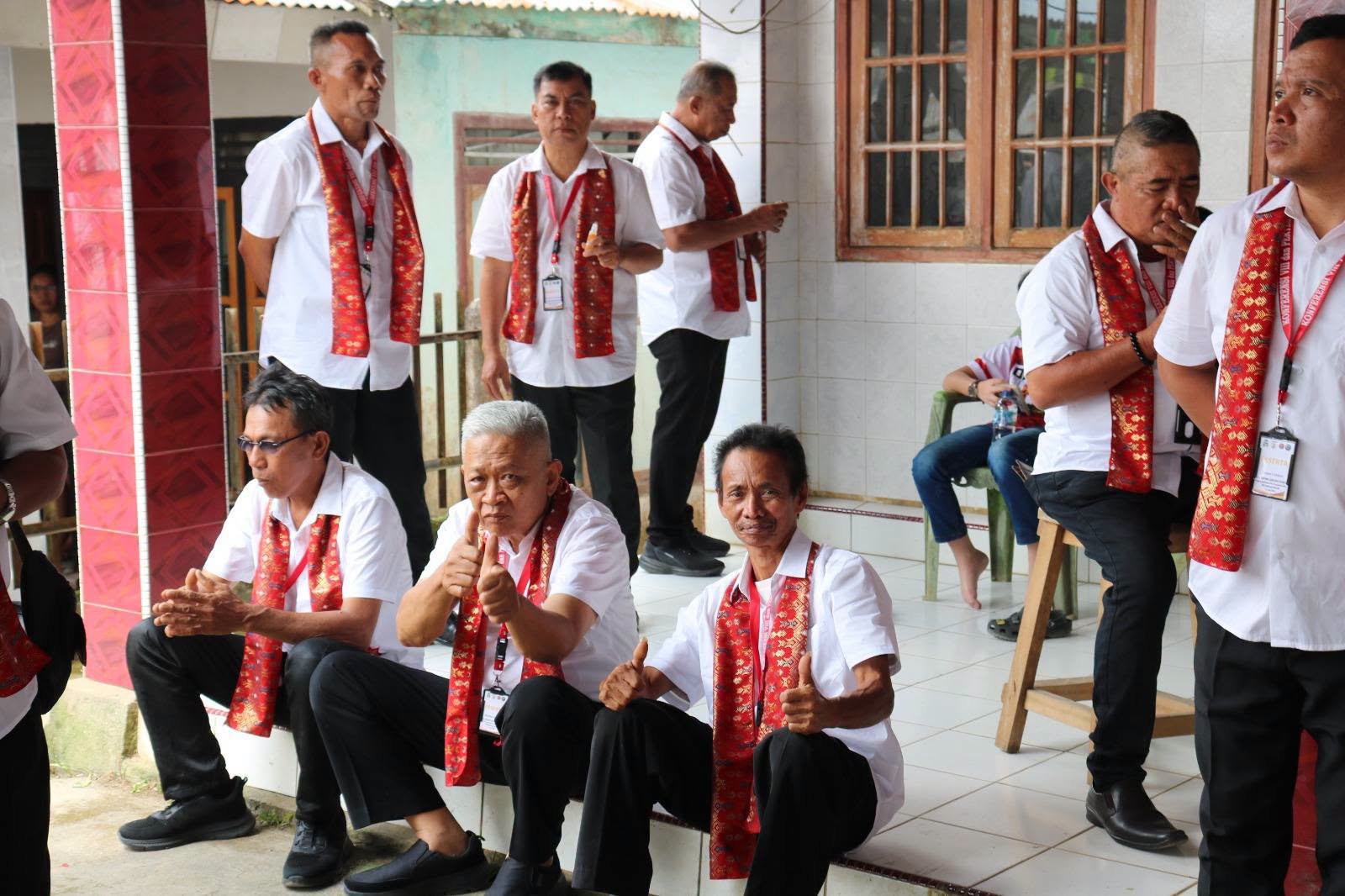 Foto kegiatan Dokumentasi Kaum Bapak Katolik Paroki Kaiwatu jelang tampil lomba paduan suara, Jumat, 3 Juli 2026.