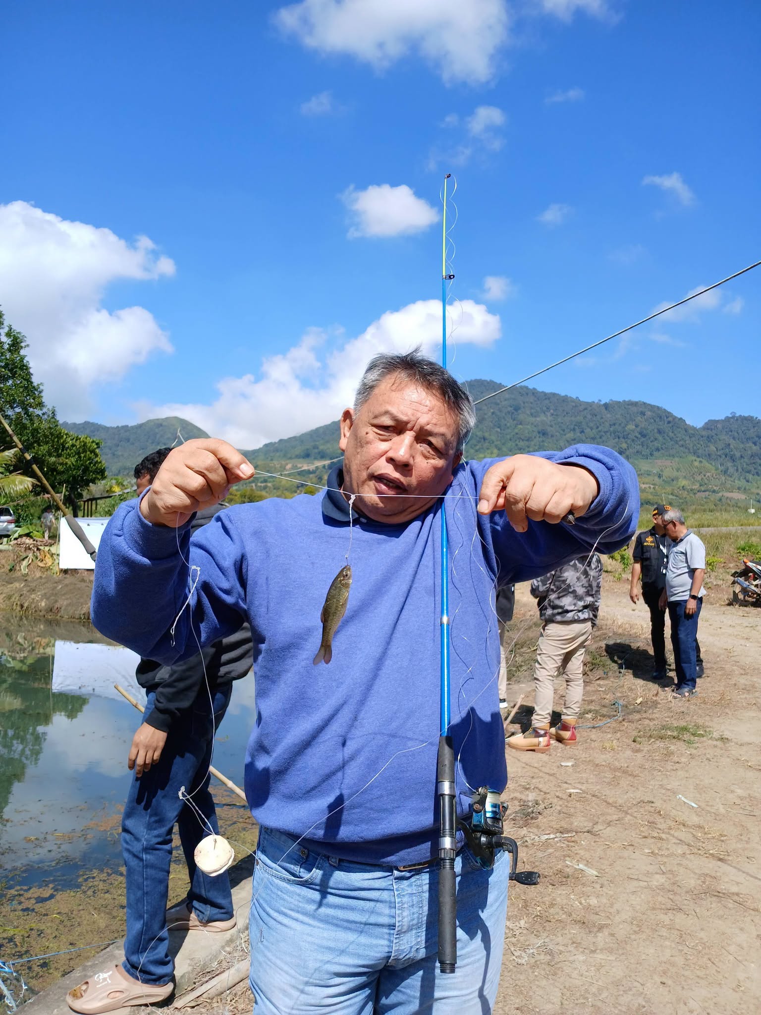 Foto kegiatan Pastor paroki Kaiwatu, RP Apolinaris, MSC, bersama Uskup Manado, Mgr. Benedictus Estephanus Rolly Untu, MSC dan sebagian pastor yang ada di Guaan, mengikuti Lomba memancing hari ini, Jumat, 3 Juli 2026.