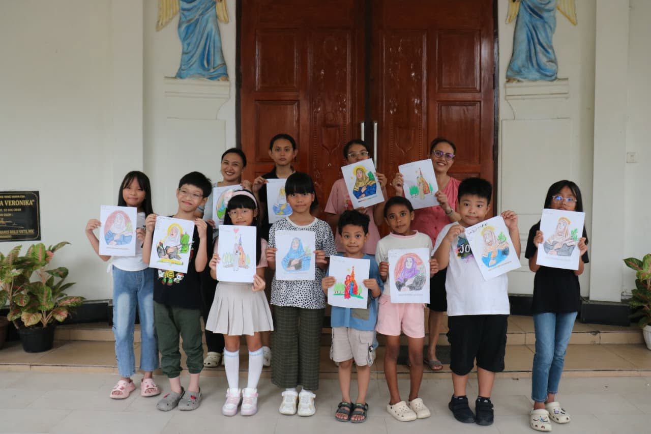 Foto kegiatan Dokumentasi Lomba Mewarnai yang dilaksanakan di ruang pertemuan Paroki Kaiwatu dalam rangka memeriahkan Pesta Pelindung & HUT Paroki Kaiwatu yang ke-7. Lomba diikuti oleh anak-anak sekami utusan Wilayah Rohani.