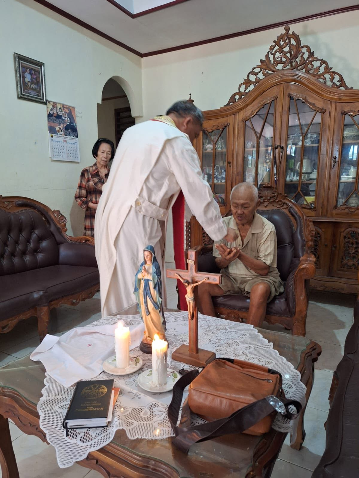 Foto kegiatan Pelayanan Komuni bagi Orang Sakit dan Manula oleh Pastor Paroki, RP Apolinaris Senduk, MSC, yang didampingi oleh Sie. Liturgi dan Pengurus Wilayah Rohani.