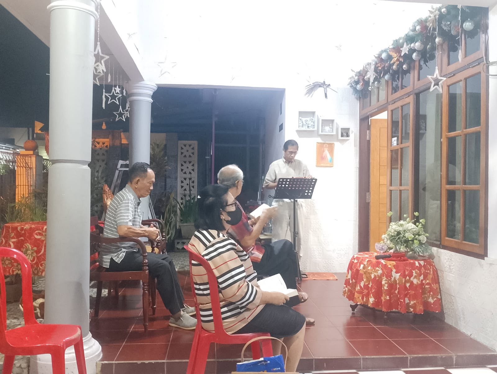 Foto kegiatan Ibadah Wilayah Rohani St. Dominikus yang bertempat di Kel. Gumilang-Wawolumaya. Pemimpin Ibadah Bapak Nokie Enas.  📸 Wilayah Rohani St. Dominikus Ester Sumampouw Ester